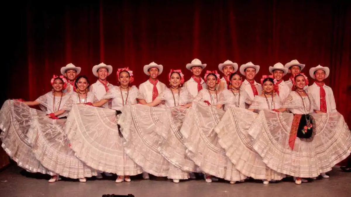 En el teatro Xicohténcatl, se llevó a cabo la inauguración del Festival Nacional de Danza Folklórica Cacaxtla Cortesía Fortino Pérez Montiel (2)